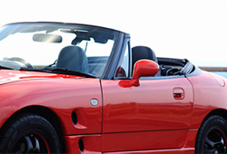 赤いオープンカーのイメージ画像